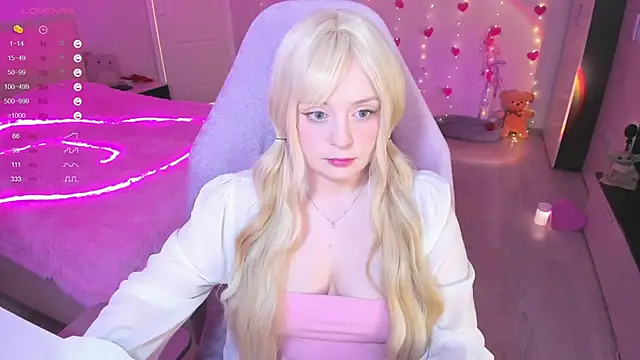 Snapshot of Amy_honey_angel chatting on 03.10.25 Amy honey angel online show from 03.10.25