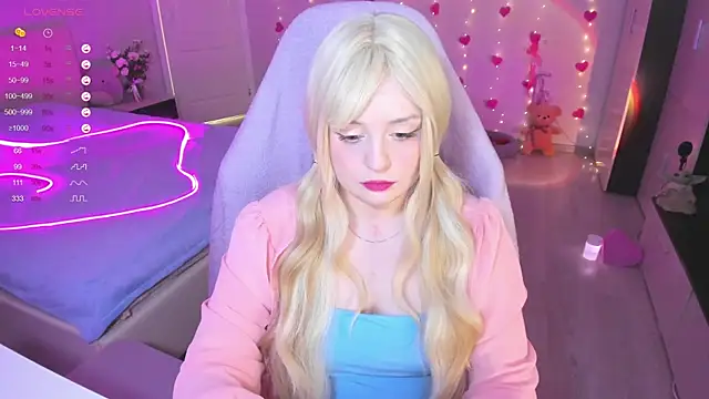 Snapshot of Amy_honey_angel chatting on 03.18.25 Amy honey angel online show from 03.18.25