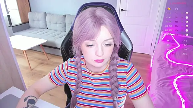 Snapshot of Amy_honey_angel chatting on 10.22.25 Amy honey angel online show from 10.22.25