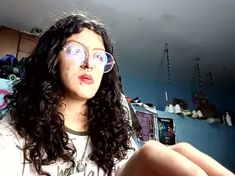 Snapshot of LoveElectra chatting on 10.10.25 LoveElectra online show from 10.10.25