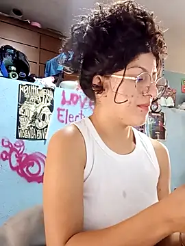 Snapshot of LoveElectra chatting on 10.11.25 LoveElectra online show from 10.11.25