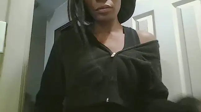 Snapshot of LuckiXCX chatting on 12.14.24 LuckiXCX online show from 12.14.24