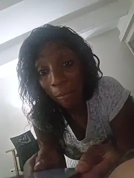 Snapshot of LuckiXCX chatting on 11.30.25 LuckiXCX online show from 11.30.25