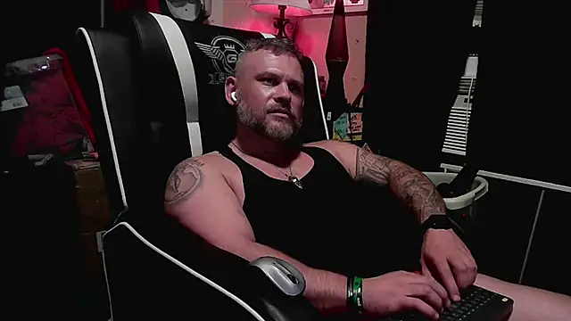 Snapshot of TwoFarty240 chatting on 09.16.25 TwoFarty240 online show from 09.16.25