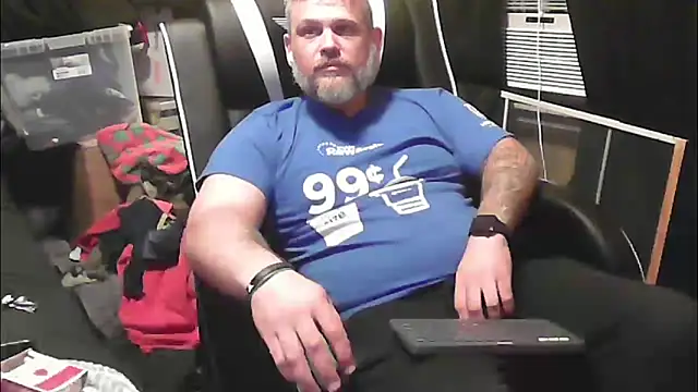 Snapshot of TwoFarty240 chatting on 10.17.25 TwoFarty240 online show from 10.17.25