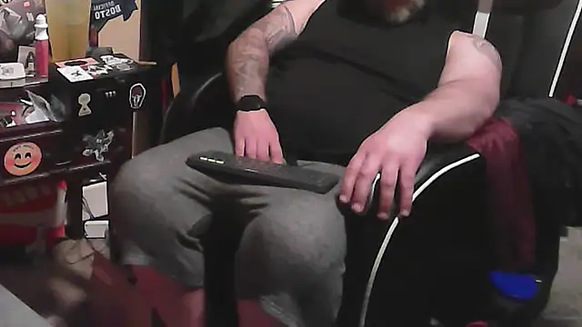 Snapshot of TwoFarty240 chatting on 10.20.25 TwoFarty240 online show from 10.20.25