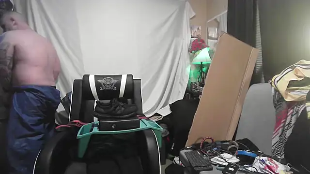 Snapshot of TwoFarty240 chatting on 01.08.26 TwoFarty240 online show from 01.08.26