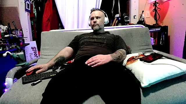 Snapshot of TwoFarty240 chatting on 02.15.26 TwoFarty240 online show from 02.15.26