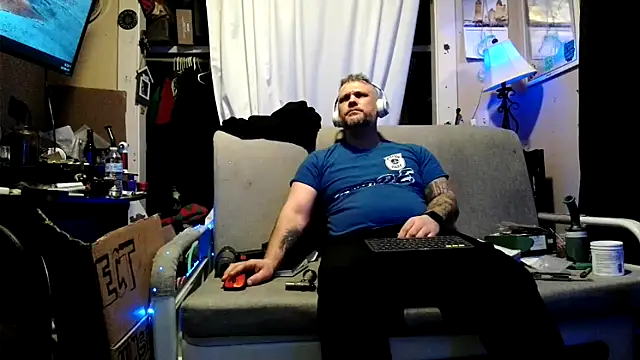 Snapshot of TwoFarty240 chatting on 02.19.26 TwoFarty240 online show from 02.19.26