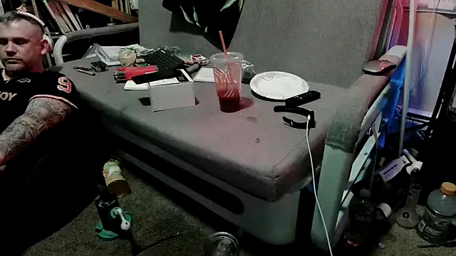 Snapshot of TwoFarty240 chatting on 03.19.26 TwoFarty240 online show from 03.19.26