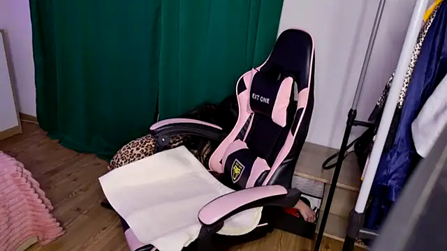 Snapshot of KattieSims chatting on 02.05.25 KattieSims online show from 02.05.25