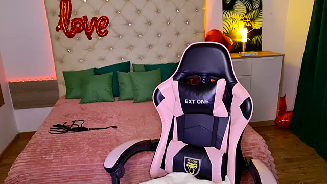 Snapshot of KattieSims chatting on 02.09.25 KattieSims online show from 02.09.25