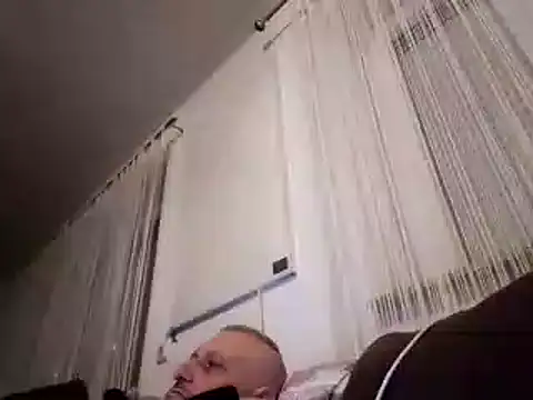 Snapshot of Husoban chatting on 11.16.25 Husoban online show from 11.16.25