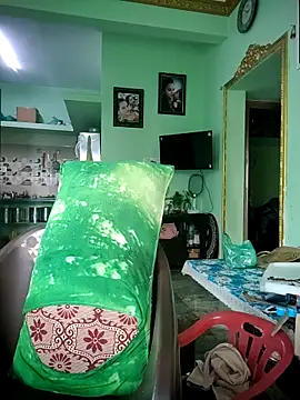 Snapshot of Oeshi chatting on 11.19.25 Oeshi online show from 11.19.25