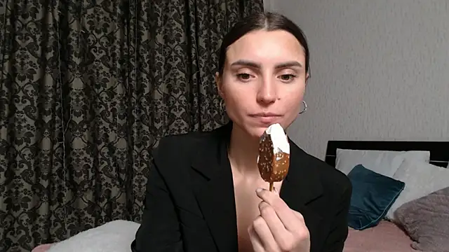 Snapshot of Lesyisme chatting on 01.25.25 Lesyisme online show from 01.25.25