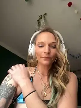 Snapshot of PrettiPluto chatting on 01.10.25 PrettiPluto online show from 01.10.25