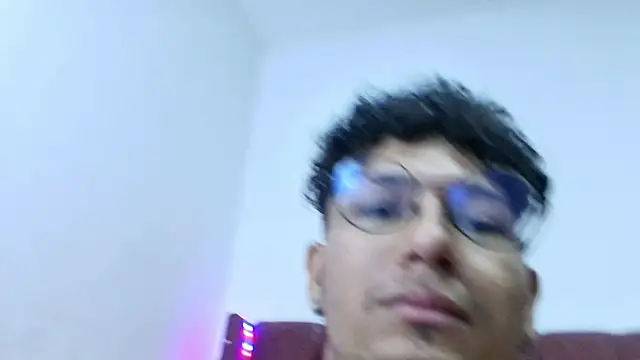 Snapshot of lau_hotfox chatting on 12.19.24 lau hotfox online show from 12.19.24