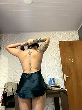 Snapshot of Nicollygriu chatting on 11.30.25 Nicollygriu online show from 11.30.25