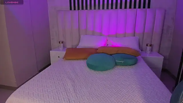 Snapshot of FernandaX1 chatting on 10.24.25 FernandaX1 online show from 10.24.25