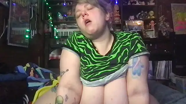 Snapshot of SleazeLouize chatting on 12.16.25 SleazeLouize online show from 12.16.25