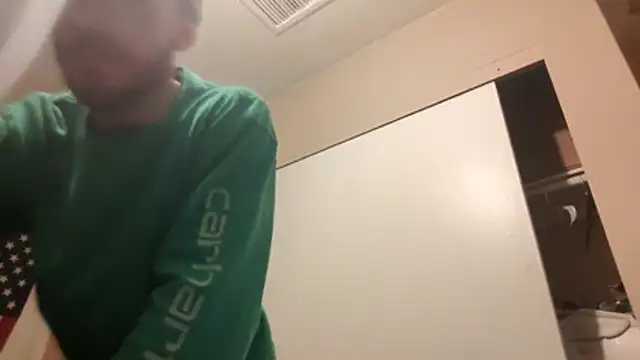 Snapshot of Huntzg23 chatting on 12.14.25 Huntzg23 online show from 12.14.25