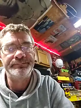 Snapshot of tileguyyy chatting on 10.16.25 tileguyyy online show from 10.16.25