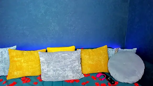 Curvy Dynamite  online show from 02.15.25