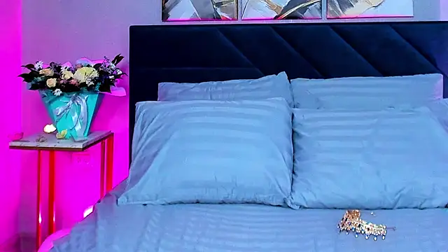 Curvy Dynamite  online show from 03.06.25