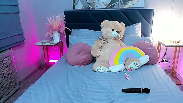 Curvy Dynamite  online show from 10.13.25