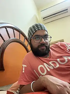 Snapshot of Arsh_Loves_Luv chatting on 12.26.24 Arsh Loves Luv online show from 12.26.24