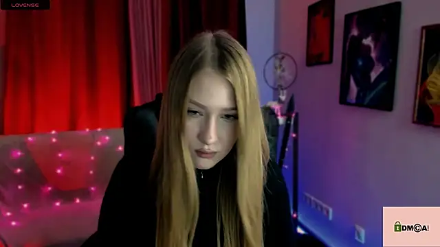 Snapshot of playful_sophie chatting on 01.07.25 playful sophie online show from 01.07.25