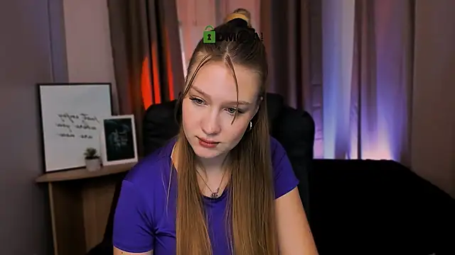Snapshot of playful_sophie chatting on 01.30.25 playful sophie online show from 01.30.25
