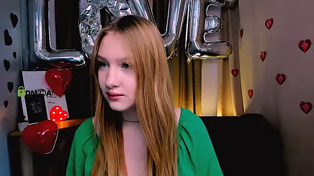 Snapshot of playful_sophie chatting on 02.14.25 playful sophie online show from 02.14.25