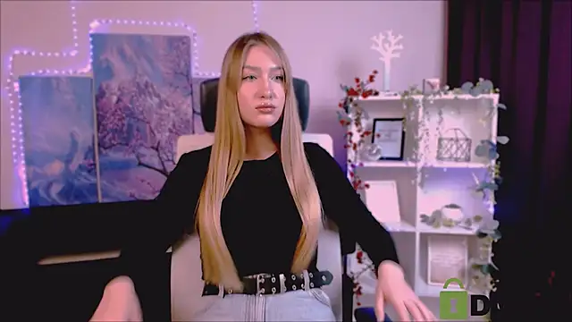 Snapshot of playful_sophie chatting on 02.19.25 playful sophie online show from 02.19.25