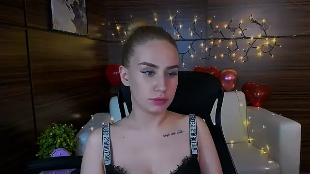 Snapshot of playful_sophie chatting on 03.04.25 playful sophie online show from 03.04.25