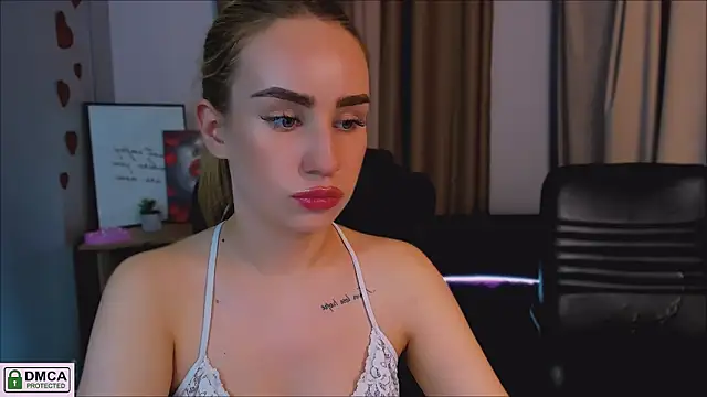 Snapshot of playful_sophie chatting on 03.18.25 playful sophie online show from 03.18.25