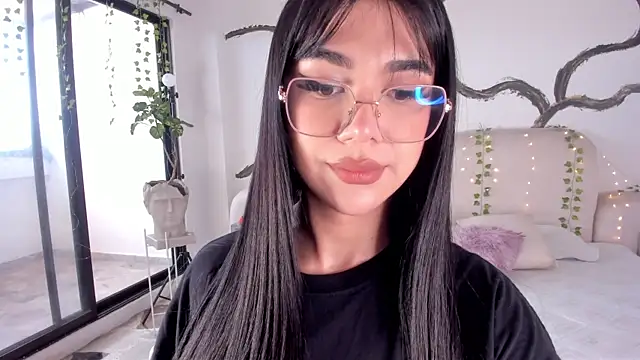 Snapshot of RoseCassie chatting on 10.28.25 RoseCassie online show from 10.28.25