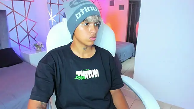 Snapshot of Dominick_jones chatting on 01.07.25 Dominick jones online show from 01.07.25