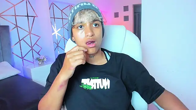 Snapshot of Dominick_jones chatting on 01.08.25 Dominick jones online show from 01.08.25