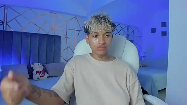 Snapshot of Dominick_jones chatting on 01.09.25 Dominick jones online show from 01.09.25