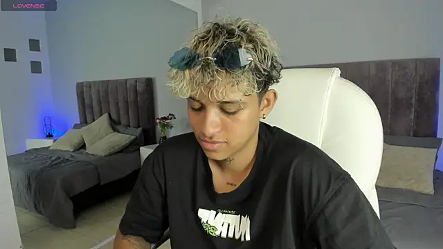 Snapshot of Dominick_jones chatting on 01.20.25 Dominick jones online show from 01.20.25