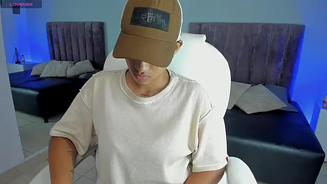 Snapshot of Dominick_jones chatting on 01.25.25 Dominick jones online show from 01.25.25