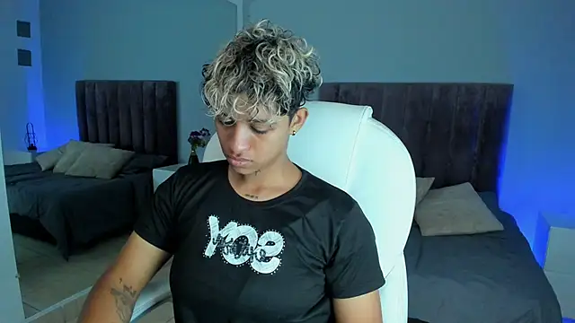 Snapshot of Dominick_jones chatting on 01.26.25 Dominick jones online show from 01.26.25