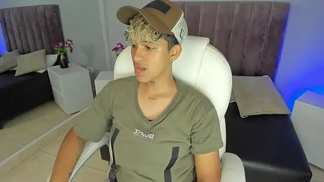 Snapshot of Dominick_jones chatting on 01.28.25 Dominick jones online show from 01.28.25