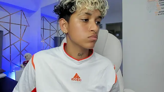 Snapshot of Dominick_jones chatting on 02.04.25 Dominick jones online show from 02.04.25