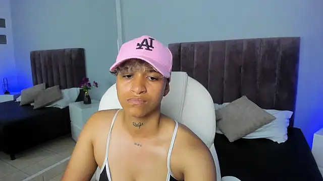 Snapshot of Dominick_jones chatting on 02.07.25 Dominick jones online show from 02.07.25