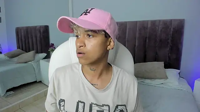 Snapshot of Dominick_jones chatting on 02.08.25 Dominick jones online show from 02.08.25