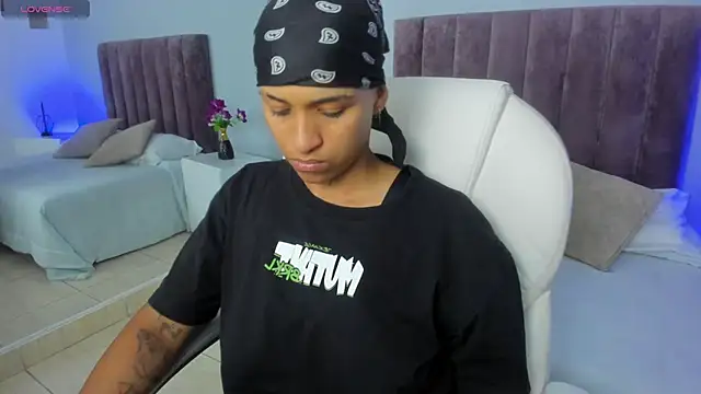 Snapshot of Dominick_jones chatting on 02.10.25 Dominick jones online show from 02.10.25