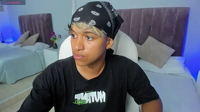 Snapshot of Dominick_jones chatting on 02.11.25 Dominick jones online show from 02.11.25