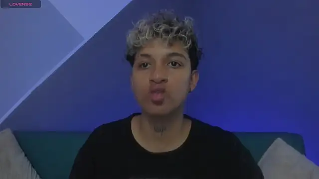 Snapshot of Dominick_jones chatting on 03.01.25 Dominick jones online show from 03.01.25